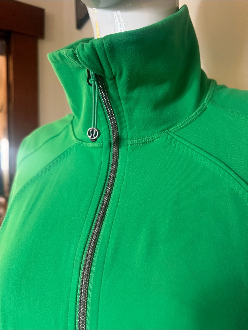 Lululemon size 10 Women's Green Full-Zip Jacket - Sleek Active Layer - Picture 3 of 8